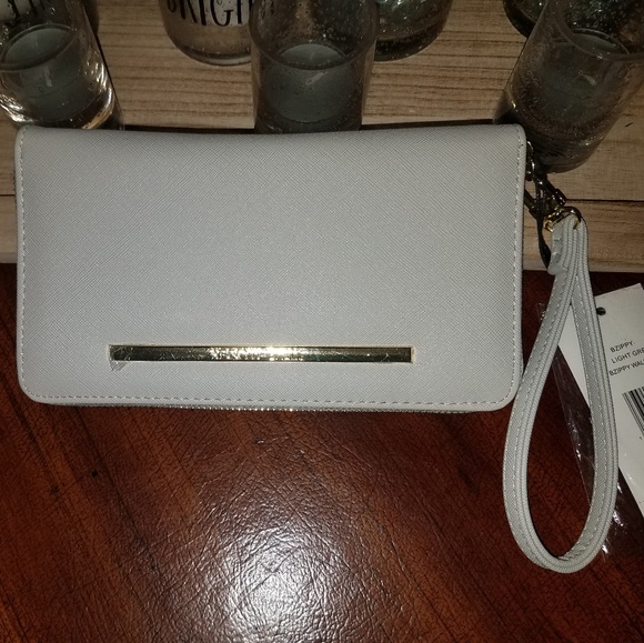 Steve Madden Handbags - Steve Madden Bzippy Wallet/Wristlet